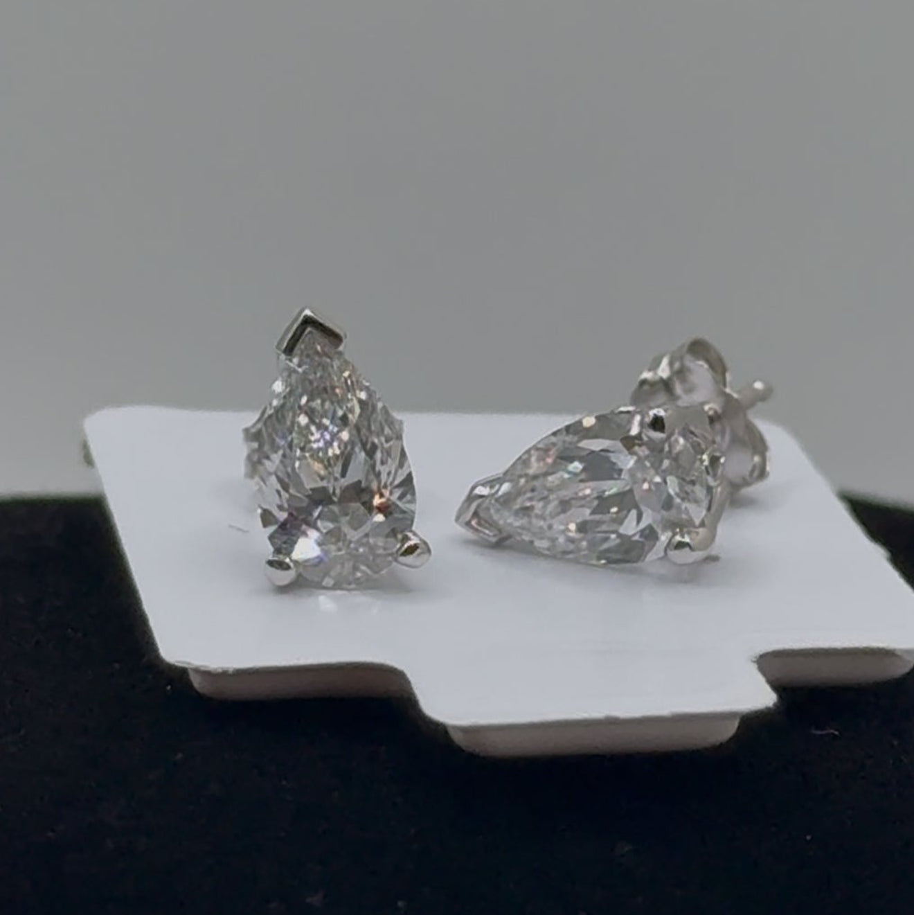 Lab Diamond 8x5mm VVS Pears IGI Certified