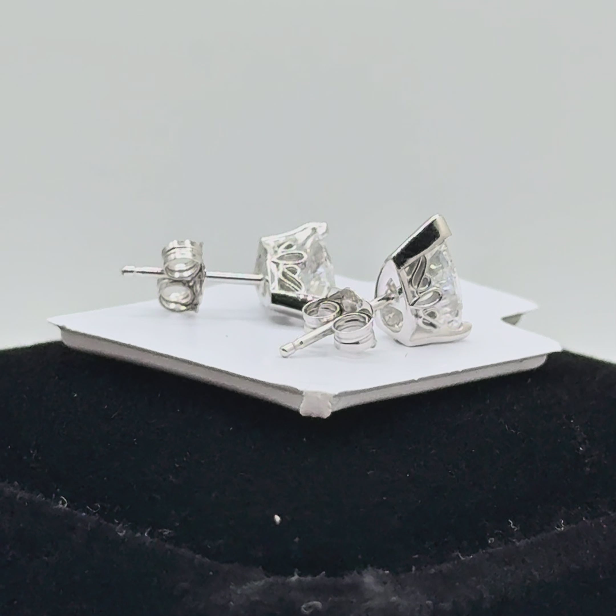 Lab Diamond 8x5mm VVS Pears IGI Certified